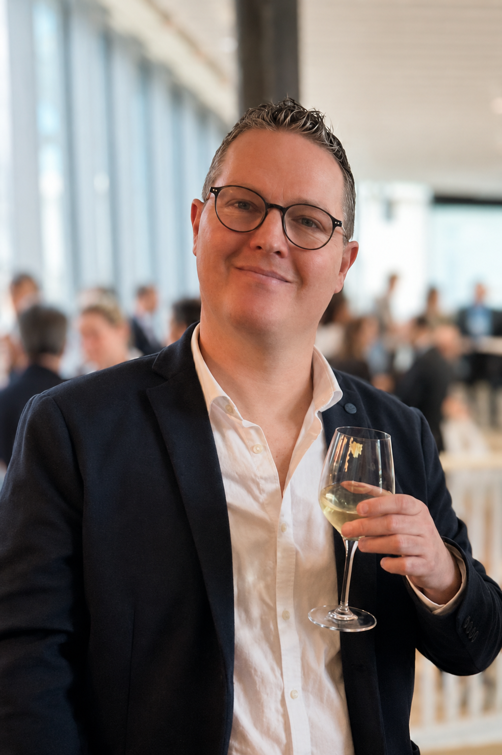 Fabien Berger, sommelier certifié ASSP, avec un verre de vin blanc